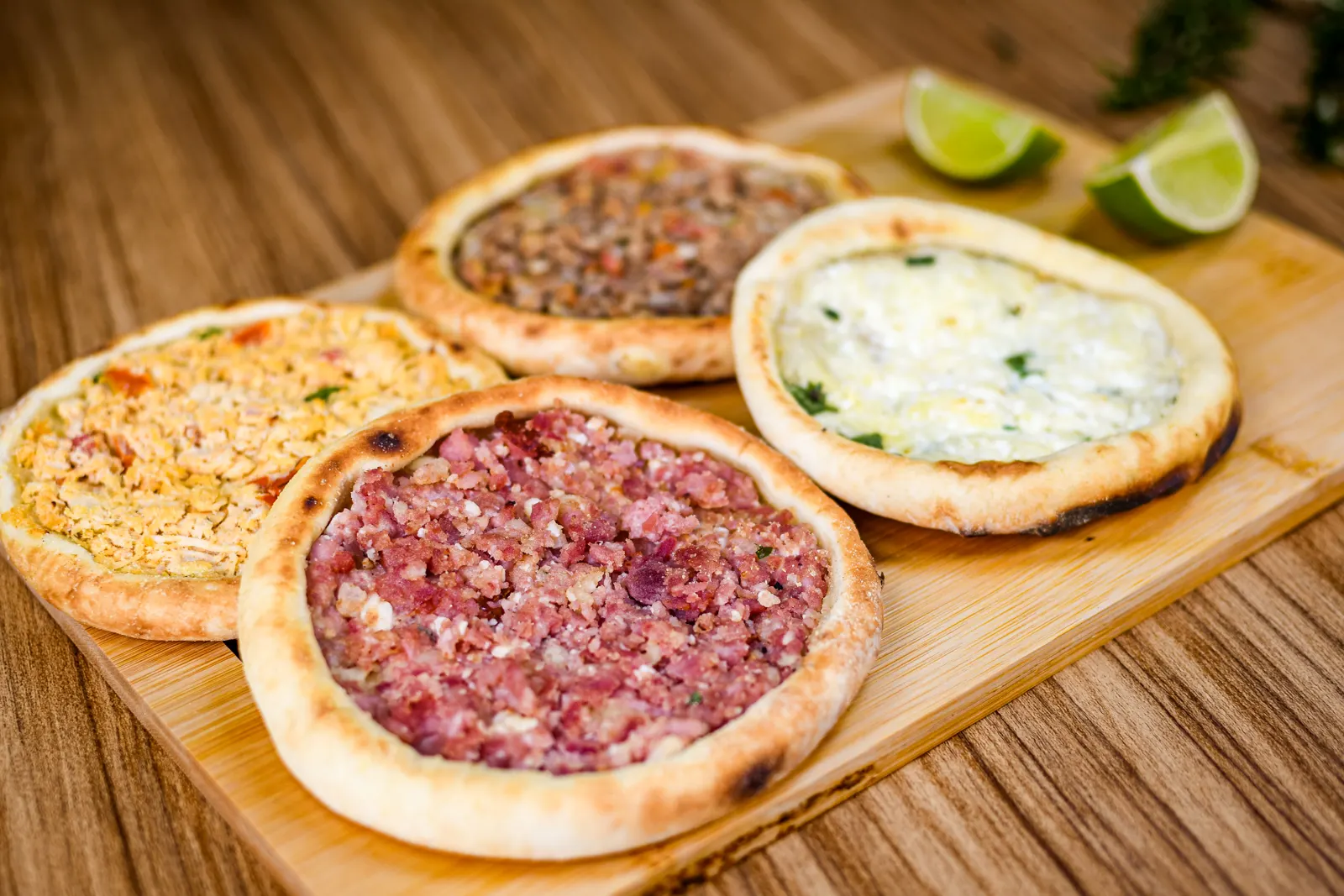 Esfihas de calabresa, queijo e carne
