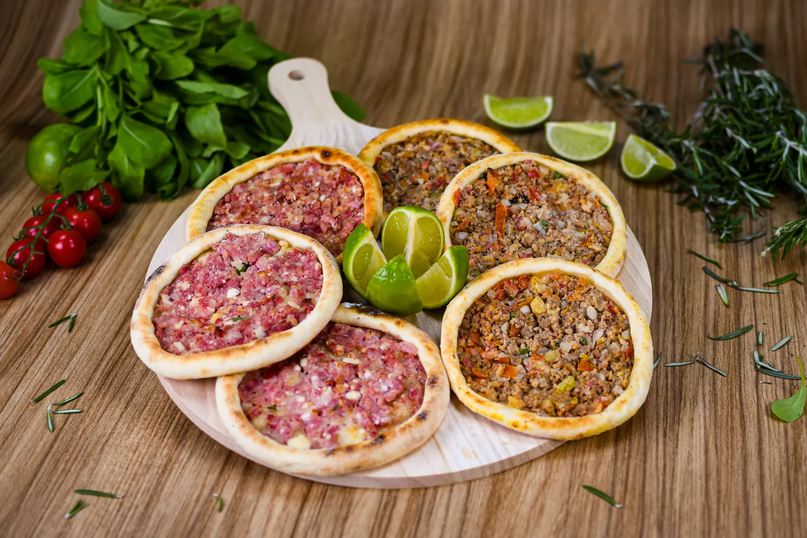 Tábua com esfihas de carne, calabresa e queijo