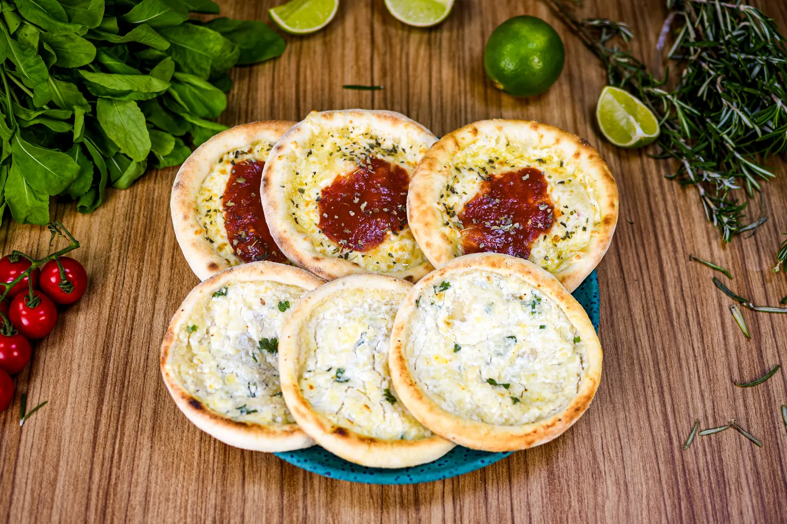 Esfihas de queijo e italianinha